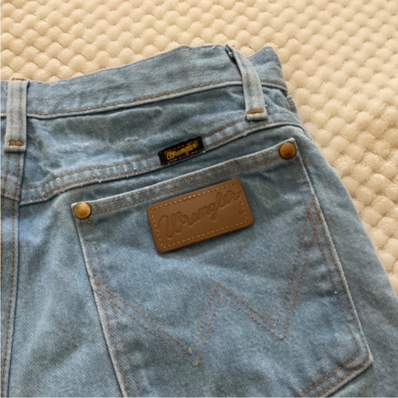 Wrangler Cut Off High Rise Jean Shorts - Light Wash - Picture 4 of 9